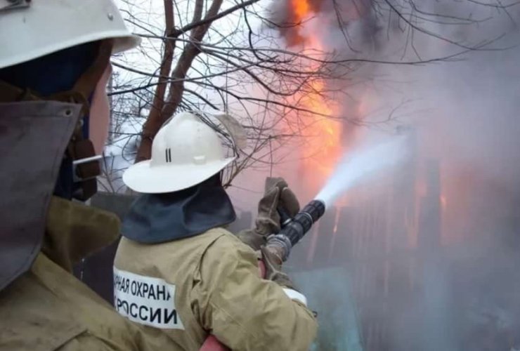 На проспекте Ленина сгорел деревянный сарай