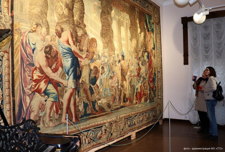 В Гусевском музее состоялось открытие выставки гобелена XVII века «Самсон на пиру у филистимлян»