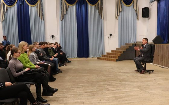 В городском ДК прошло шоу «Пользуясь случаем», где Александр Китаев отвечал на вопросы молодёжи