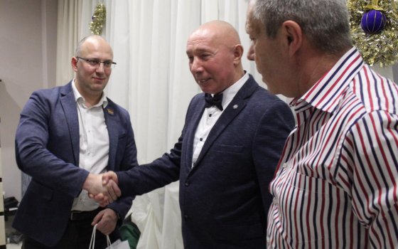 «За любовь и преданность футболу»: житель Гусева получил приз от Федерации областного футбола