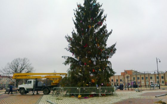 На центральной площади в Гусеве начали разбирать новогоднюю ёлку