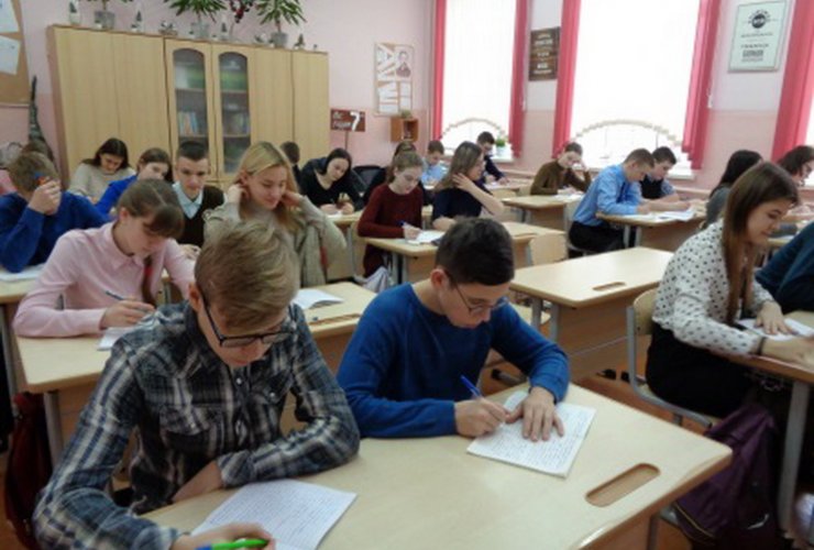Старшеклассники школы № 1 приняли участие в акции «Я пишу сочинение»