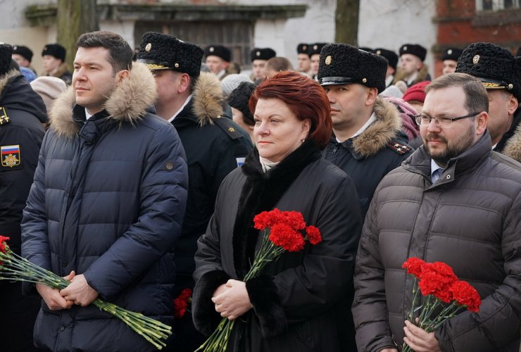 Антон Алиханов возложил цветы к братской могиле советских воинов в Гусеве