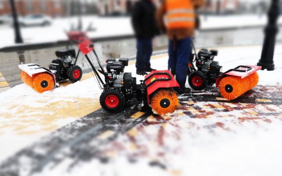 Сотрудники МБУ «Чистота» опробовали новые подметальные машины при уборке снега на городской площади