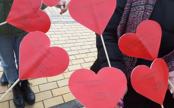 В день влюбленных сотрудники ГИБДД и студенческий патруль дарили водителям валентинки