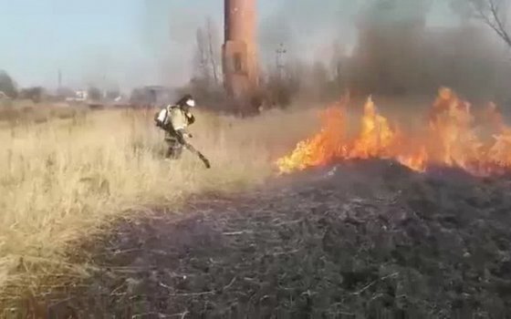 Александр Китаев передал гусевским пожарным аппарат для тушения сухой травы