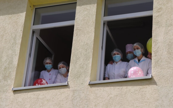 Вокалисты ГДК устроили концерт под окнами инфекционного отделения городской больницы