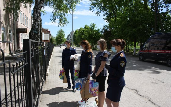 Сотрудники следственного управления СК РФ поздравили воспитанников центра «Росток» с Днем защиты детей