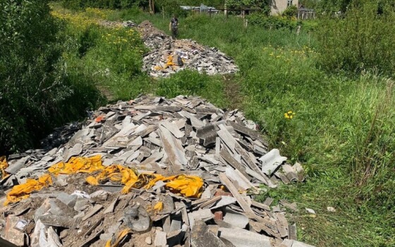 В Гусеве подрядная организация выбрасывала строительный мусор на дорогу, ведущую к садовым участкам