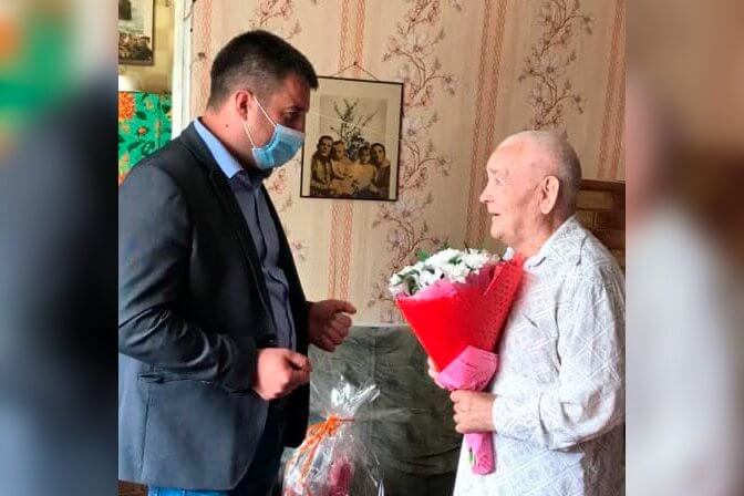 Александр Китаев поздравил с Днём рождения ветерана Великой Отечественной войны Манягина Василия