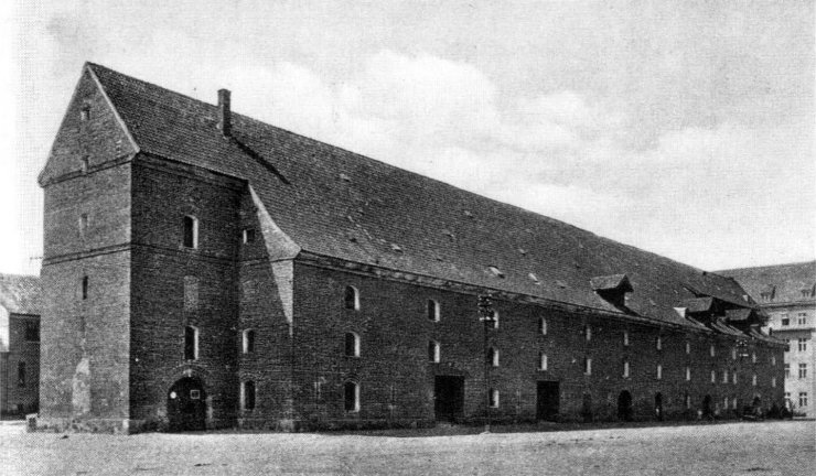 Здание арсенала, о котором говорится в воспоминаниях солдат. Оно было построено в 1740–1741 годах. Фотография 1938 года
