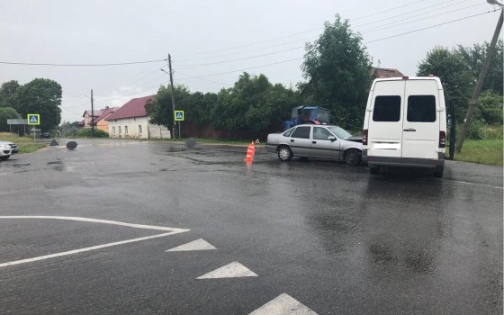 В посёлке Приозёрное столкнулись автобус и легковой автомобиль, пострадала пассажирка