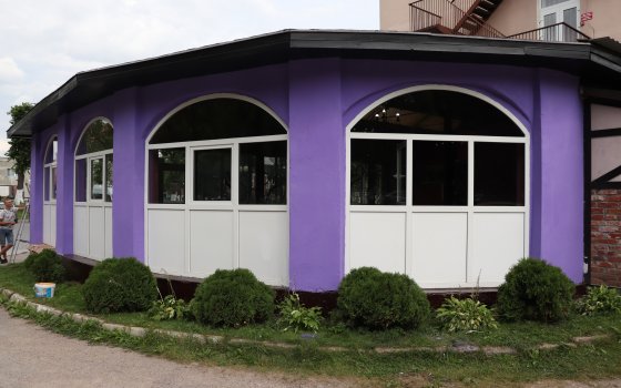 Собственник здания кафе «Аэлита» получил предписание за раскраску летней веранды в фиолетовый цвет