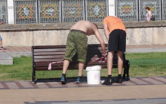 На центральной площади возле фонтана ремонтируют скамейки