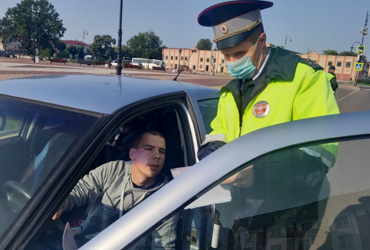 Госавтоинспекторы напомнили водителям о правилах безопасной перевозки детей