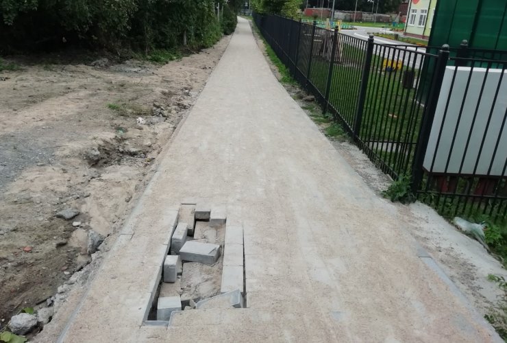 Власти не приняли работы по строительству тротуара вдоль детского сада № 6