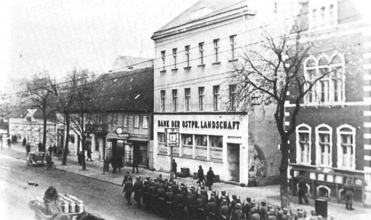 Справа видна часть здания офиса НСДАП. Фотография 1943 года