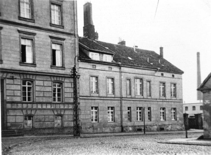 Здание малого окружного правительства на Кирхенштрассе, где располагалось служебное жилье. Фотография 1936 года