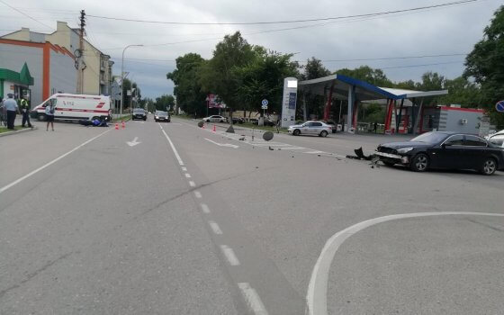 На пересечении улицы Почтовой и проспекта Ленина столкнулись автомобиль и мотоцикл