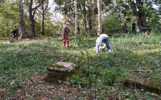 Волонтеры «Технополиса GS» приступили к благоустройству захоронений Первой мировой войны в Роминтской пуще