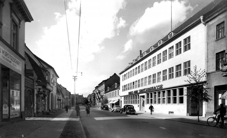 Зодайкерштрассе, по правой стороне городская Сберкасса (городская библиотека). Фотография 1937 года