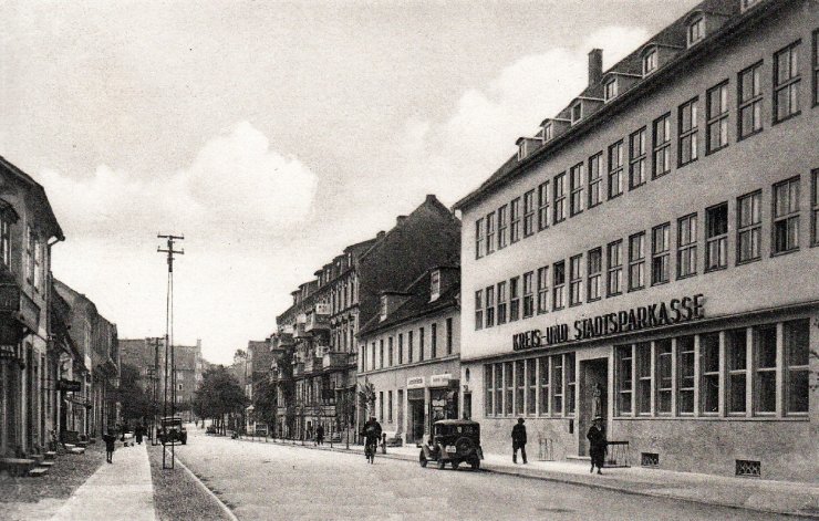 Зодайкерштрассе, по правой стороне городская Сберкасса (городская библиотека). 1936–1940 годы