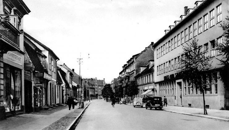 Зодайкерштрассе, по правой стороне городская Сберкасса (городская библиотека). 1939–1941 годы