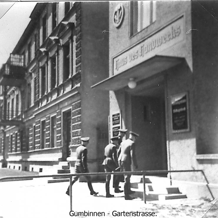 Гартенштрассе. Люди в военной форме заходят в здание дома ремесел. 1940–1941 годы