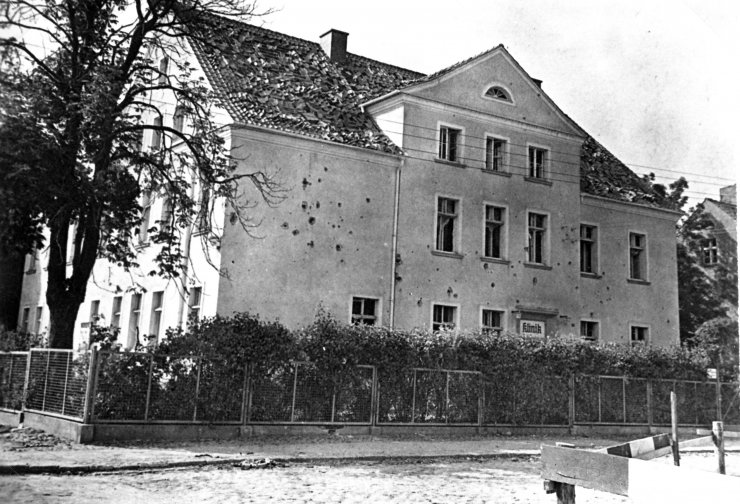 Гольдапенштрассе, частная клиника Витмозера, последствия налета Советской авиации (бывший Дом ребенка со стороны улицы школьной). 1941 год