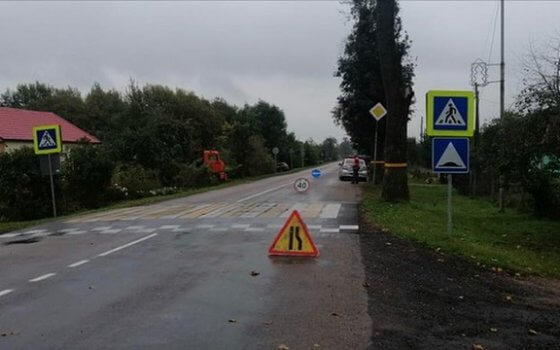 В посёлке Липово автомобиль «Исузу» врезался в придорожное дерево, избегая столкновения с «Камазом»