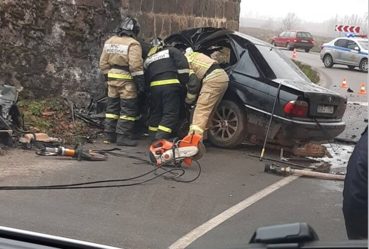 Под Гусевом автомобиль BMW врезался в опору моста, водитель погиб