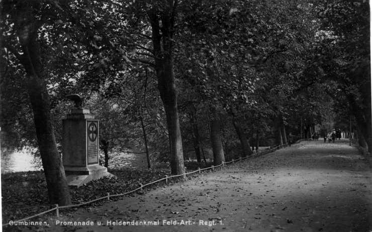 Линденштрассе — Гинденбургштрассе, памятник в честь павших пехотно-артиллерийского полка принца Августа Прусского (напротив дома 8 на улице Зои Космодемьянской). 1930 год