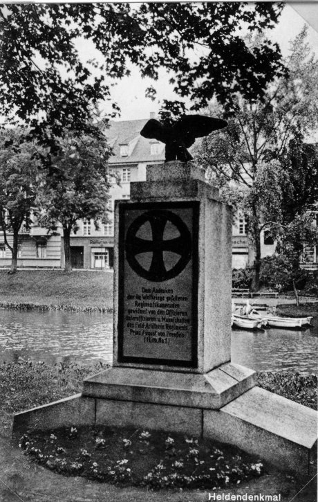 Линденштрассе — Гинденбургштрассе, памятник в честь павших пехотно-артиллерийского полка принца Августа Прусского (напротив дома 8 на улице Зои Космодемьянской). 1930 год