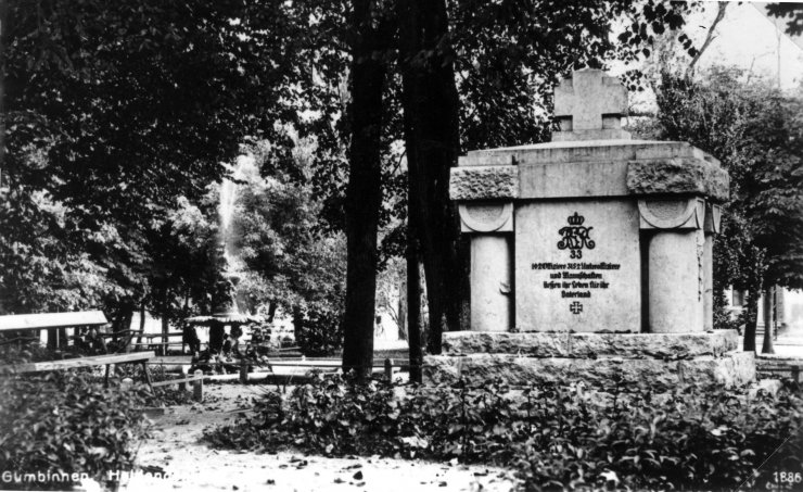 Линденштрассе — Гинденбургштрассе, памятник фузилёрам 33-го полка графа Роона на променаде (напротив дома 10 на улице Зои Космодемьянской). 1930–1935 годы