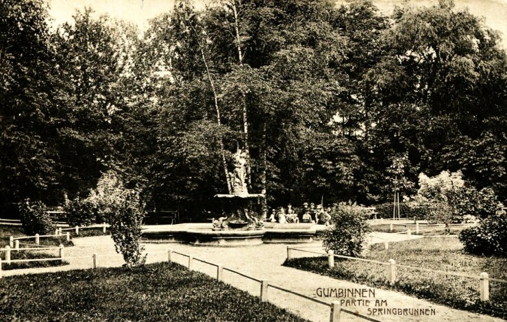 Линденштрассе — Гинденбургштрассе, фонтан на променаде (в районе памятника «Штыковая атака»). 1900–1915 годы