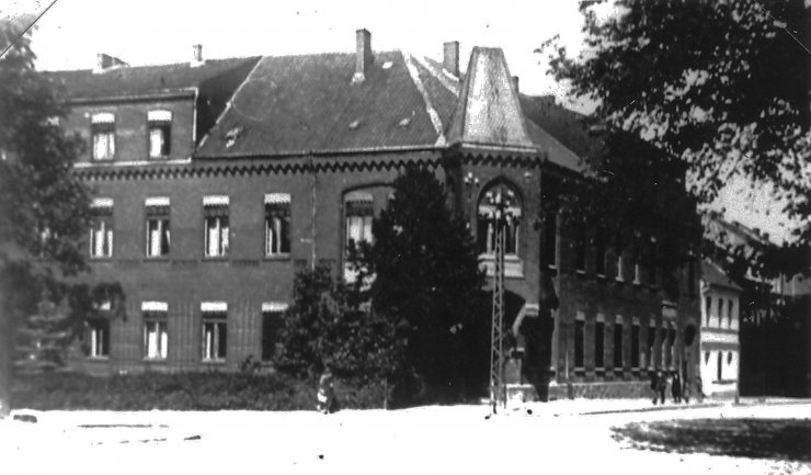 Линденштрассе — Гинденбургштрассе (перекрёсток улиц Зои Космодемьянской и Школьной). 1920 год