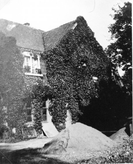 Меельбекштрассе, мастерская каменных скульптур (это здание располагалось перед домом № 4 на улице Школьной). Дом не сохранился