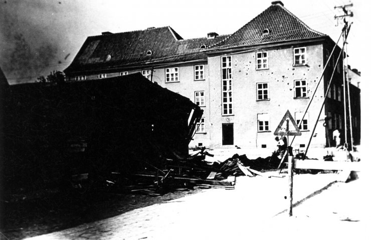 Меельбекштрассе, последствия налета Советской авиации (сейчас на месте этого дома сквер «Профтеха»). Дом не сохранился. 1941 год