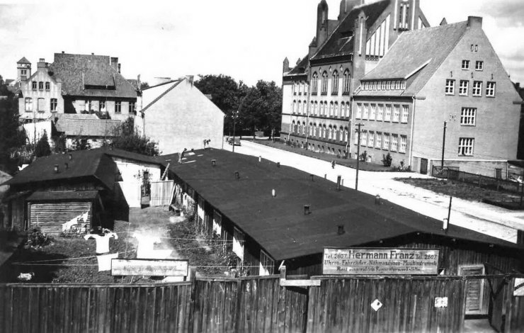 Меельбекштрассе, бывшие бараки для русских военнопленных Первой мировой войны, во время фотографирования здесь располагались мастерские (поворот на улицу Профсоюзную). 1933–1941 годы
