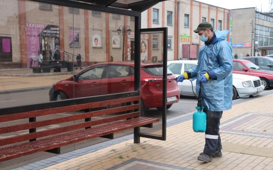 Сотрудники МБУ «Чистота» начали обрабатывать автобусные остановки