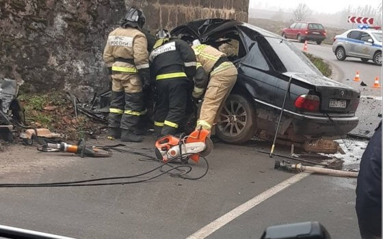 Под Гусевом автомобиль BMW врезался в опору моста, водитель погиб