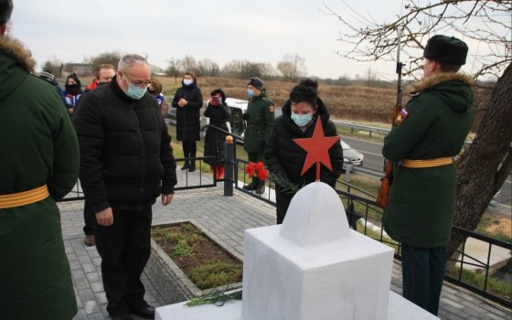 Жители Гусева возложили цветы к могиле неизвестного солдата
