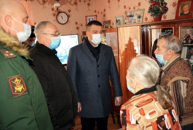 Сотрудники городской администрации поздравили ветерана Григория Должикова