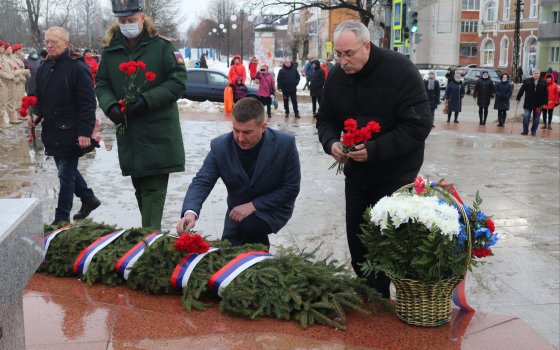 Главы администрации и округа возложили цветы к памятнику С. И. Гусева