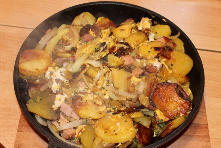 Картофель с салом и яйцами