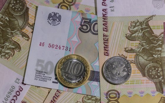 Рубль упал ниже 76 в конце первой недели февраля