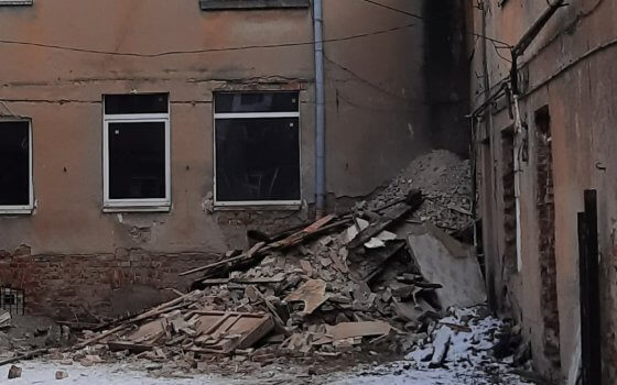 Жители дома № 17 по проспекту Ленина пожаловались на строительный мусор во дворе