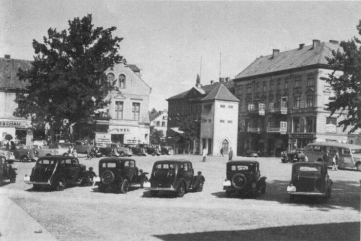 Выставка-продажа новеньких автомобилей «Опель» на площади в Гумбинненне перед фирмой «Карл Бранд КГ», 1935 год.