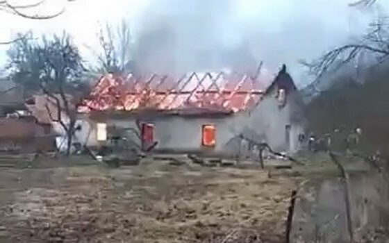 В посёлке Ивашкино сгорело одноэтажное строение довоенной постройки