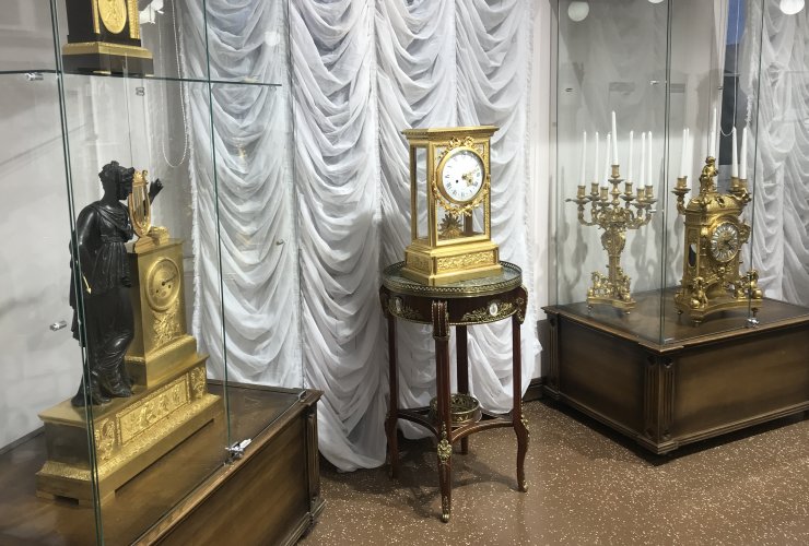 Гусевский музей приглашает посетить выставку старинных часов